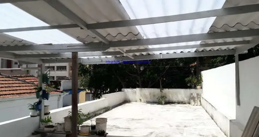Casa  com 170m², 4 dormitórios, 4 banheiros e 2 vagas na garagem.   No piso térreo,  a garagem com espaço de aproximadamente 60 mq, '