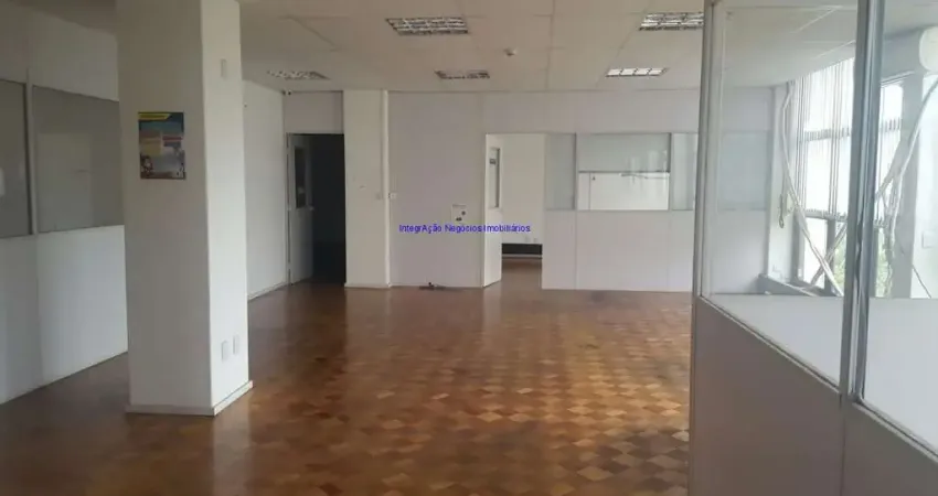 Conjunto Comercial 212m², 05 banheiros, com grande quantidade de divisórias perfazendo nove salas, 35 mesas de telemarketing; Três mesas grandes