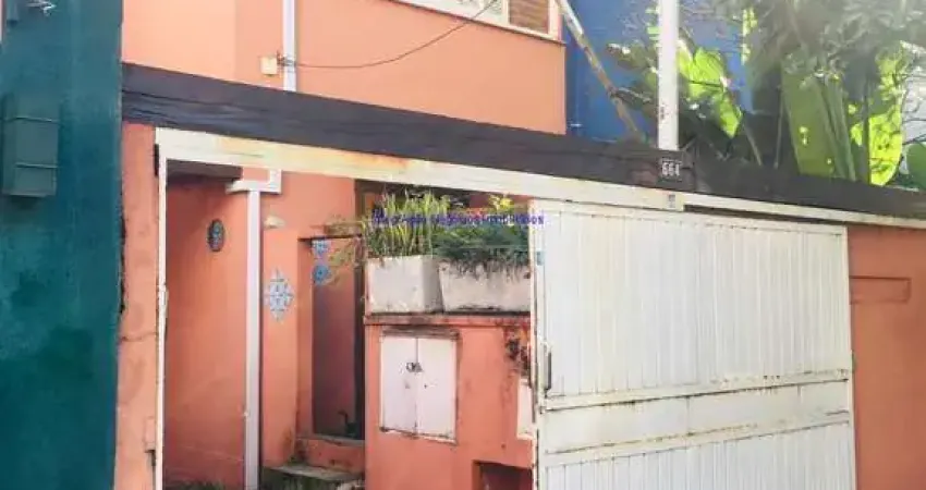 Sobrado 177m², 04 dormitórios (sendo 01 suíte), 03 banheiros e 02 vagas na garagem.  Excelente localização entre as Ruas Dona Helena de Salles Gusmão,
