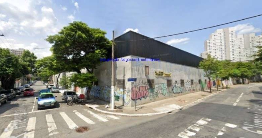 Galpão 3300m² e 10 banheiros.  Excelente localização entre as Ruas Serra de Paracaina, Alexandrino da Silveira Bueno e Avenida do  Estado.