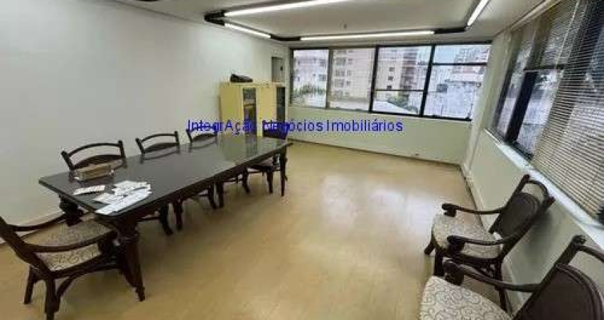 Conjunto Comercial 32m²,  02 banheiros e 01 vaga de garagem.  Condomínio com portaria, segurança e recepção.  Excelente localização