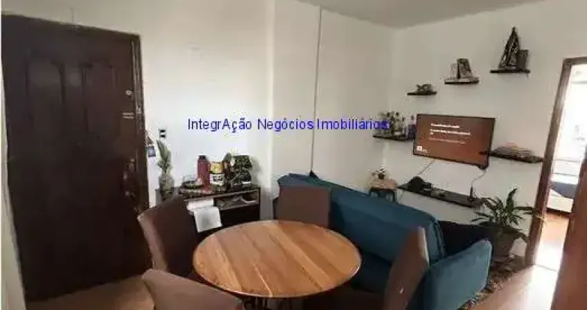 Apartamento 50m², 02 dormitórios e 01 banheiro.  Condomínio com portaria e segurança.   Excelente localização á 1 minuto andando para a estação