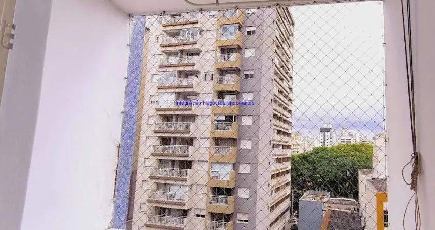 Condomínio com portaria e segurança.  Excelente localização, na Avenida da Liberdade, no mesmo quarteirão da Universidade FMU (50m), da estação