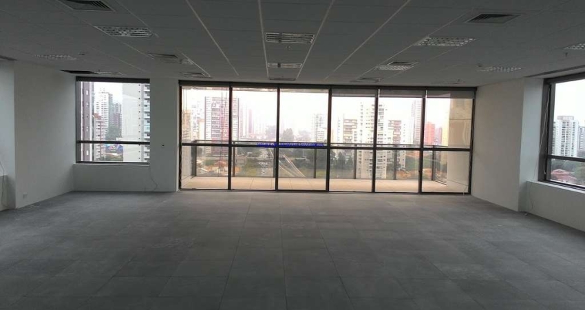 Condominio com portaria e segurança.  Ao lado da Berrini, Marg. Pinheiros, Estação Campo Belo do Metro, região de excelente infraestrutura.