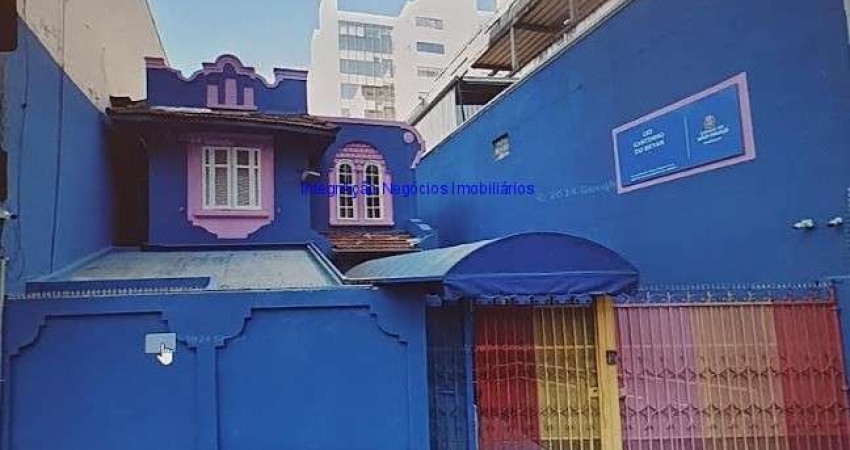 Casa 408m², 08 salas, 04 banheiros e 04 vagas de garagem.  Excelente localização á 9 minutos andando para a estação do metrô Consolação