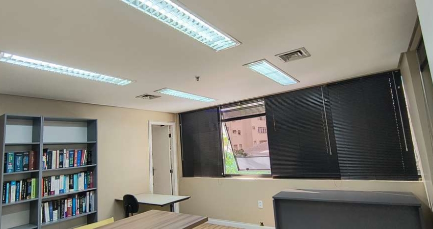 Conjunto Comercial 35m²,  01 banheiro e 01 vaga de garagem.  Condomínio com portaria, segurança e recepção.  Excelente localização á 7 minutos andando