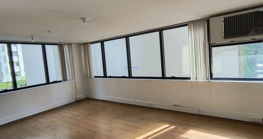 Conjunto Comercial 35m²,  02 banheiros e 01 vaga de garagem.  Condomínio com portaria, segurança e recepção.  Excelente localização
