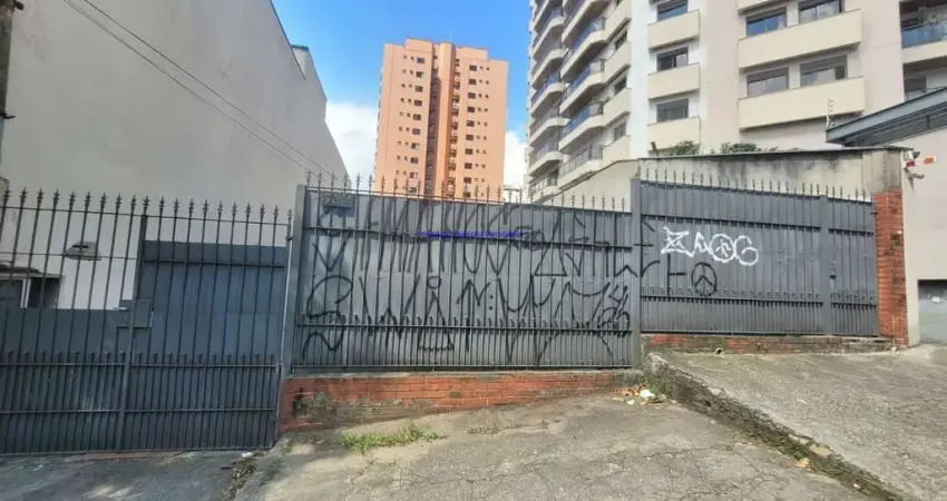 Casa 400m², 03 dormitórios, 03 banheiros e 03 vagas de garagem.  Excelente localização entre as Ruas Aimberê,  Ministro Gastão de Mesquita e Apinajes