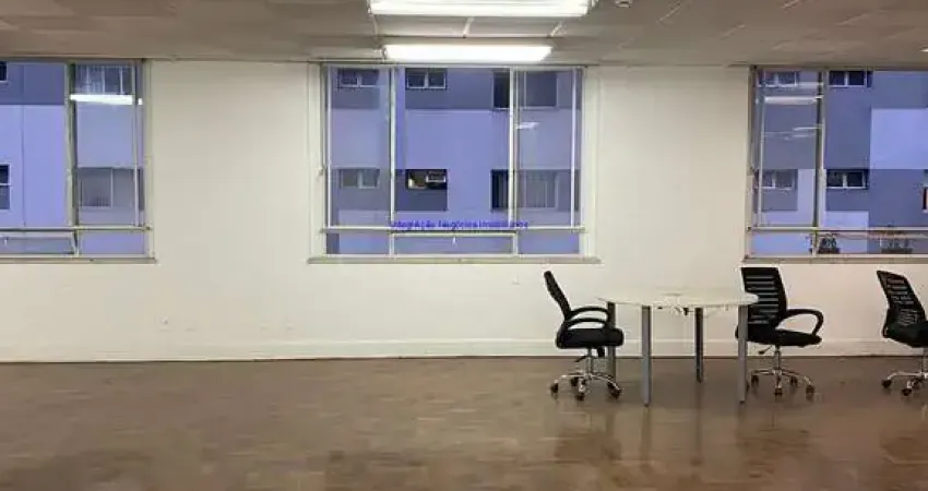 Condomínio com recepção e segurança. excelente localização á 03 minutos andando para a estação do metrô são bento; entre as ruas do seminário,