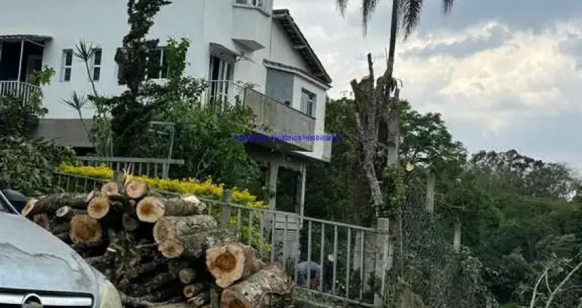 Casa 230,6m², 03 dormitórios (sendo 01 suíte), 03 banheiros e 06 vagas de garagem.  Condomínio com segurança, Piscina, academia, pracinha e quadras.