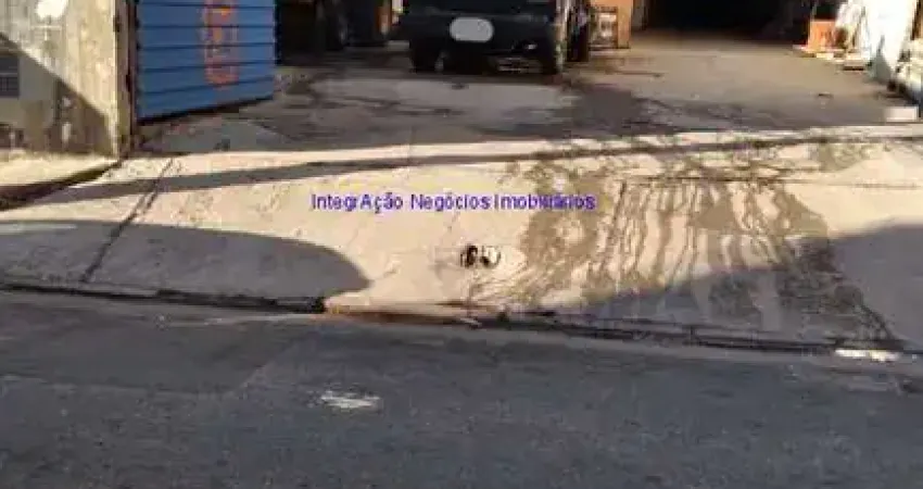 Galpão 350m², 02 banheiros.    Excelente localização entre as Ruas Itaguajé, Ubaitaba e Nossa Senhora das Mercês.