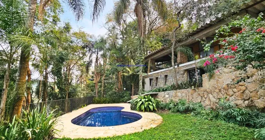Casa MOBILIADA 500m²,  05 dormitórios (sendo 03 suítes), 05 banheiros, 06 vagas de garagem, piscina, deck na represa e casa de caseiro.  Excelente