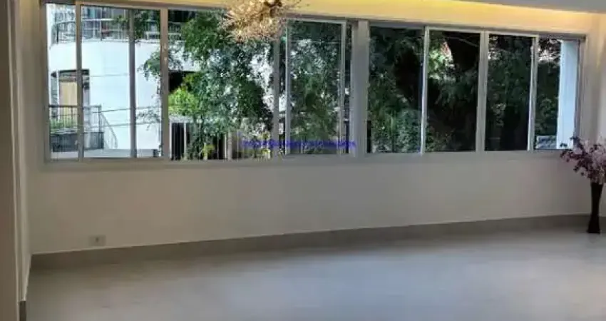 Apartamento 124m², 03 dormitórios (sendo suítes), 04 banheiros e 01 vaga na garagem.  Condomínio com portaria e segurança.  Excelente localização