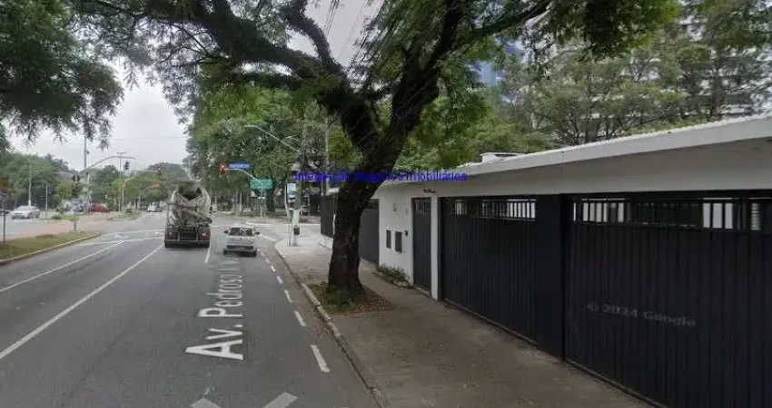 Casa 250m², 04 salas, 01 copa, 05 banheiros e 05 vagas de garagem.  Excelente localização entre as Ruas Mário Guastini, Almeida Garret