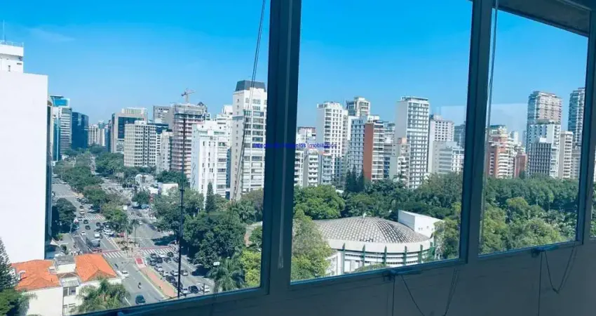 Conjunto comercial 76m², 01 copa, 02 banheiros e 01 vaga de garagem.  Condomínio com recepção e segurança 24hrs.  Excelente localização entre as Ruas
