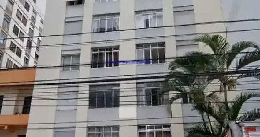 Condomínio com portaria e zelador.  Excelente localização á 8 minutos andando para a estação do metrô Higienópolis-Mackenzie; Entre as Ruas Augusta,
