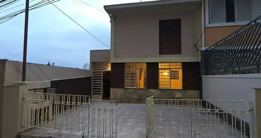 Casa 170m², 03 dormitórios, 02 banheiros e 03 vagas de garagem.   Excelente  localização, á 9 minutos andando para a estação do metrô Vila Madalena