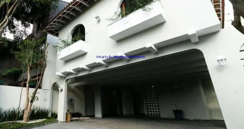 Casa comercial com 600 m², 18 cômodos, 6 banheiros e 6 vagas. Anteriormente utilizada como loja.   Bairro conhecido por sua infraestrutura moderna,