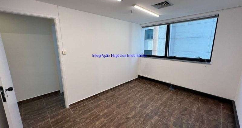 Conjunto Comercial 42m², 03 salas, 01 espaço para copa, 02 banheiros e 02 vagas na garagem.  Condomínio com Recepção e Segurança.   Excelente