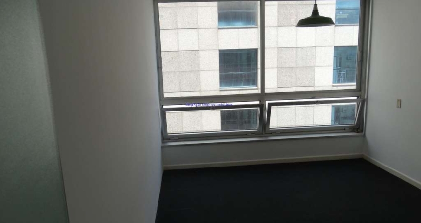 Conjunto Comercial 54m², 01 banheiro e 01 vaga de garagem.  Condomínio com recepção e segurança.  Excelente localização