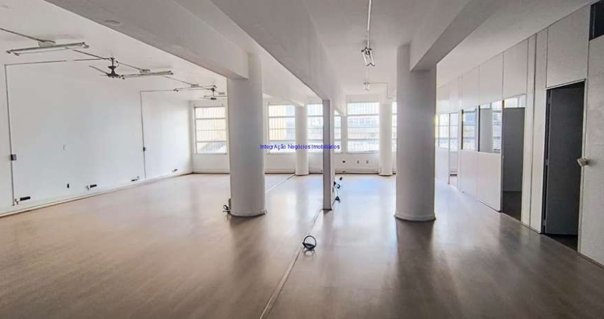 Conjunto Comercial 194m², 01copa e 02 banheiros.   Condomínio com recepção e segurança.  Excelente localização á 2 minutos andando para a estação