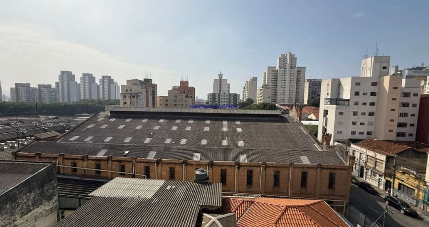 Apartamento 33m², 01 dormitório, 01 banheiro e 01 vaga de garagem.  Condomínio com portaria e segurança.  Excelente localização