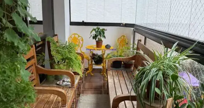 Apartamento 210m²,  04 dormitórios (sendo 02 suítes), 05 banheiros e 03 vagas de garagem.  condomínio com portaria, segurança, academia, piscina