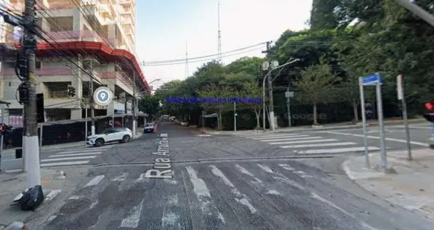 Loja 425m² e 02 banheiros.  excelente localização, á 5 minutos andando para a estação do metrô clínicas; entre as ruas cardeal arcoverde, silvio sacra