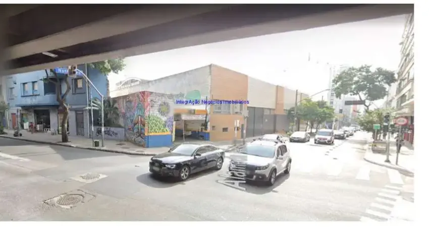 Estacionamento comercial com excelente infraestrutura e localização privilegiada. com , 01 escritório, 02 banheiros e 01 dormitório nos fundos.