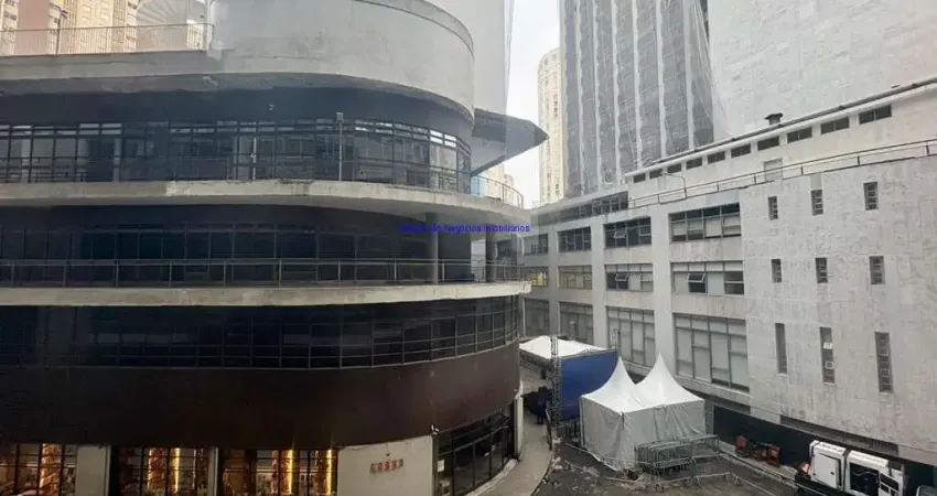 Conjunto comercial 160m² e 02 banheiros.   condomínio com funcionamento do prédio é das 7 as 22 hs.