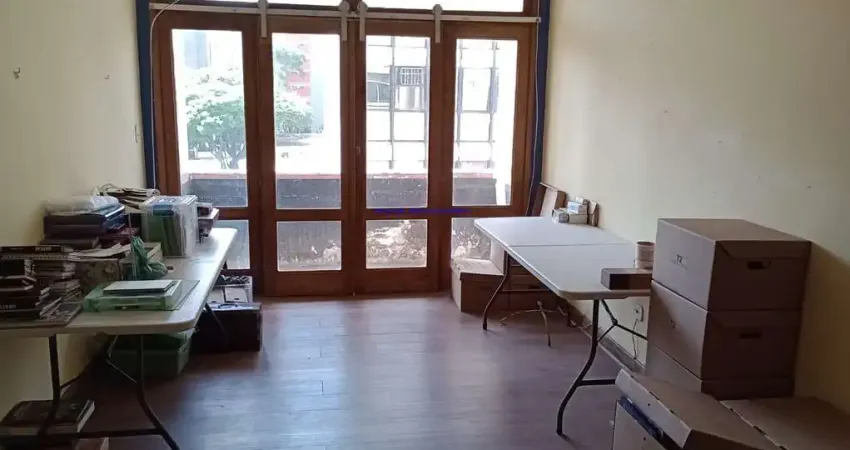 Apartamento 96m², 02 dormitórios (sendo 01 suíte), 02 banheiros. condomínio com segurança por monitoramento e zelador. excelente