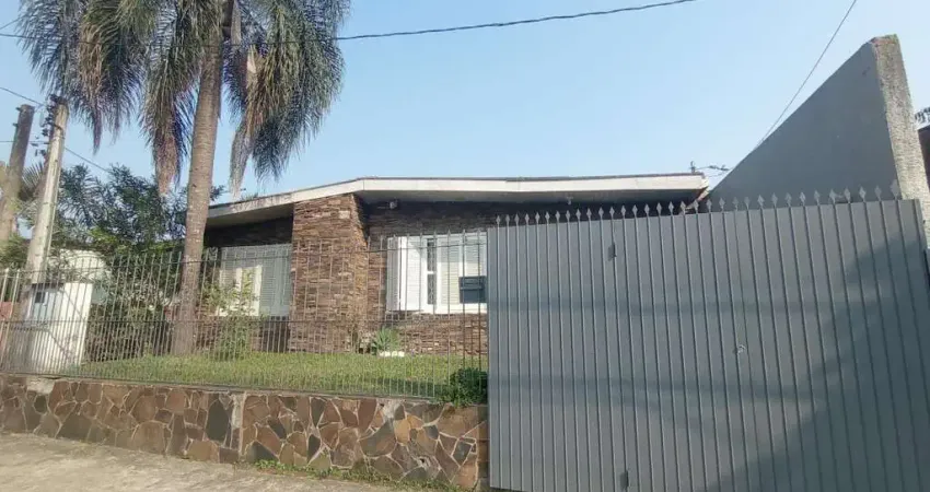 Casa à venda com 4 Dormitórios, Vaga de garagem para 3 veículos, churrasqueira e Pátio com Árvores Frutíferas.