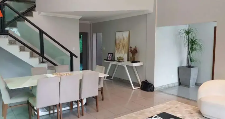 -COP 30 - CASA DE 2 PAVIMENTOS COM 3 SUÍTES NO CONDOMÍNIO GREENVILLE 2! -ÁREA PRIVATIVA DE 650M². -ÁREA TOTAL DE 578M². -04 VAGAS DE GARAGEM NASCENTE.