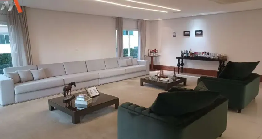 -COP 30 - CASA DE 2 PAVIMENTOS COM 9 QUARTOS SENDO 5 SUÍTES NO CONDOMÍNIO LAGO AZUL! -ÁREA PRIVATIVA DE 1.500M². -08 VAGAS DE GARAGEM. -NASCENTE.