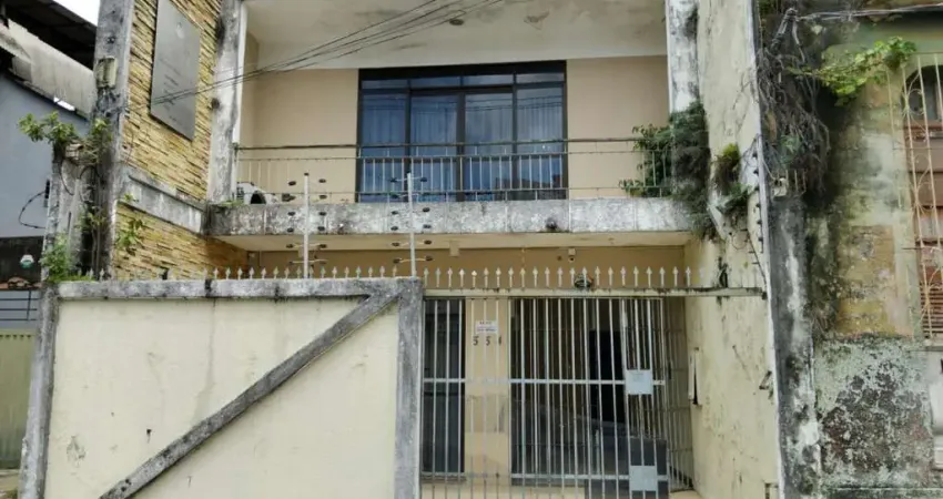 CASA DE 2 PAVIMENTOS COM 5 QUARTOS SENDO 4 SUÍTES NO BAIRRO DA CAMPINA! ÁREA PRIVATIVA DE 454M². 02 VAGAS DE GARAGEM. NASCENTE.