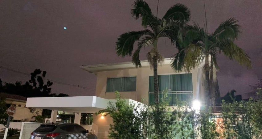 CASA DE 2 PAVIMENTOS COM 3 SUÍTES + GABINETE NO CONDOMÍNIO FECHADO OÁSIS! ÁREA PRIVATIVA DE 275M². 02 VAGAS DE GARAGEM. NASCENTE.