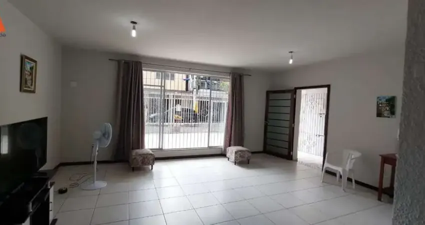 Ótima casa de 2 pavimentos com 4 quartos sendo 1 suíte no bairro de são brás. área privativa de 199.65m². 03 vagas de garagem. nascente.