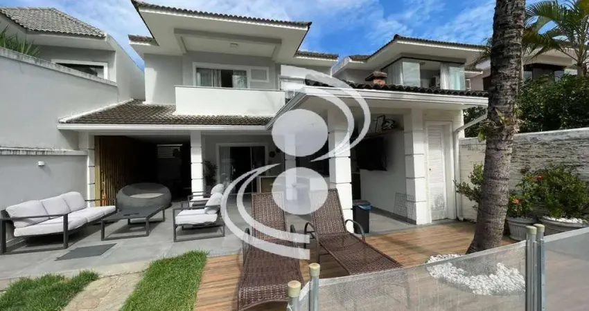 Exclusiva Residência Duplex em condomínio fechado com segurança 24h e Lazer