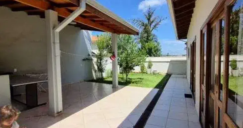 Casa terrea para venda 465 metros de terreno . ótima localização. De frente a praça!!