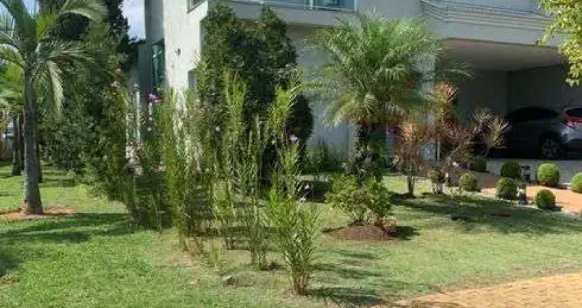 Linda Casa de condomínio para venda possui 445 metros de terreno com 4 suites .