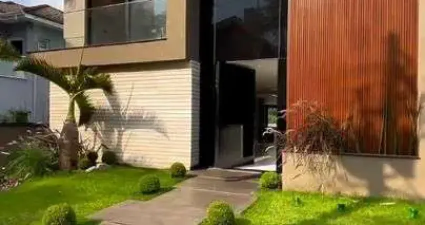 Maravilhosa casa no centro de alphaville próximo ao clube . Com 720 metros .