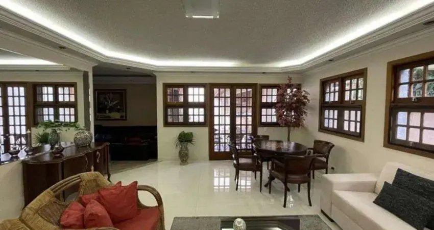 Casa de condomínio para venda possui 354 metros quadrados com 4 quartos piscina e churrasqueira.