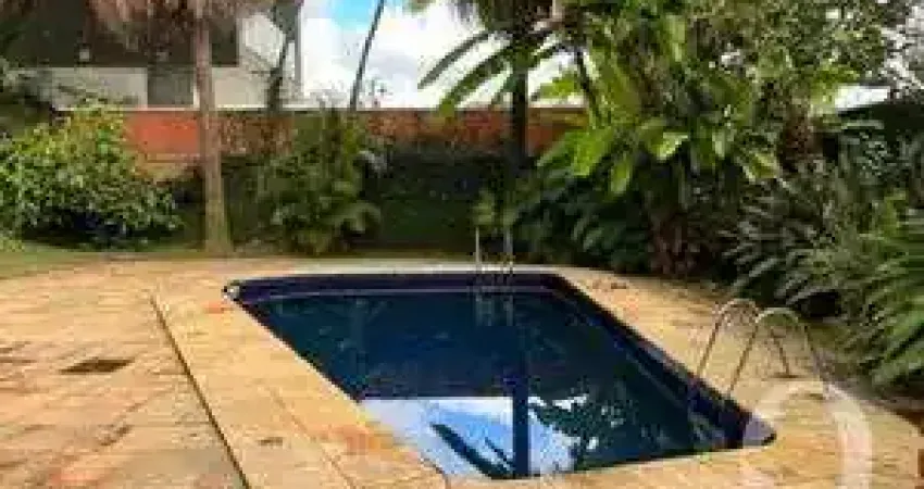 Ampla casa 560 metros 4 dormitórios piscina e churrasqueira.