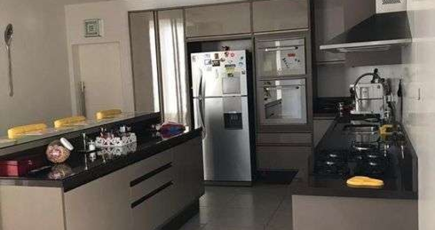 Casa para aluguel possui 485 metros quadrados com 5 suítes, sendo a master com closet
