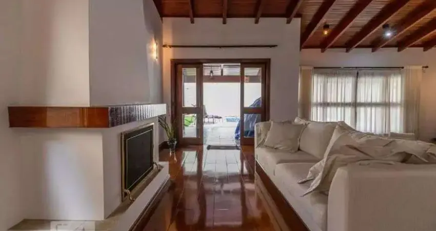 Casa no ondomínio Residencial Alphaville 9 para venda possui 320 metros quadrados com 4 quartos