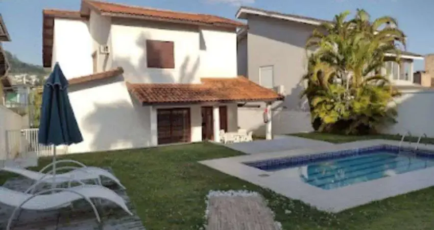 Casa de condomínio para aluguel com 280 metros quadrados com 4 quartos sendo 2 suites .