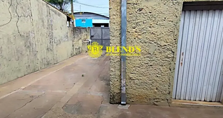 Casa com entrada independente e barracão com renda de aluguel .