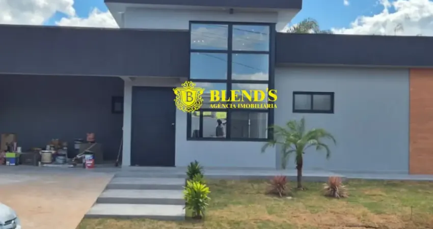 Casa dos sonhos em condomínio fechado são 3 suítes com excelente espaço.