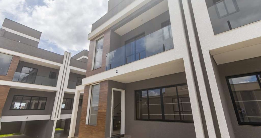 Sobrado Triplex com 3 Quartos no Tingui em Curitiba