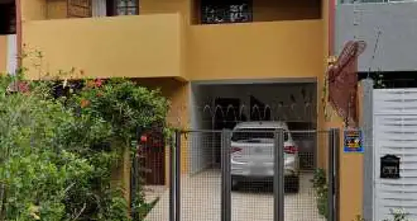 Sobrado 3 quartos, suíte, lareira, espaço gourmet com churrasqueira no Seminário